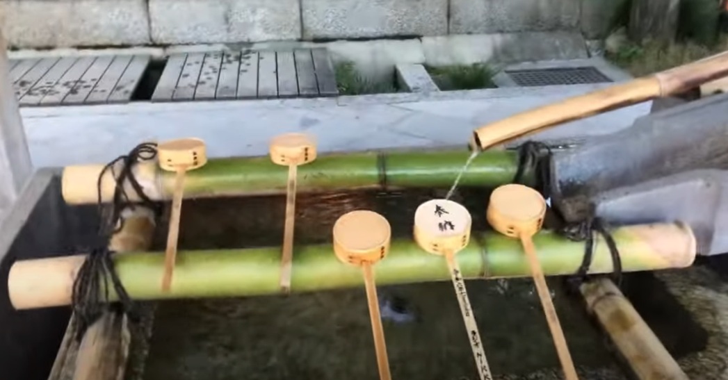 すぐ左側には、手水舎があります。