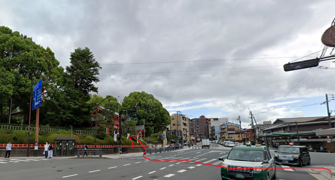 すると、すぐ左側に八坂神社が見えています。