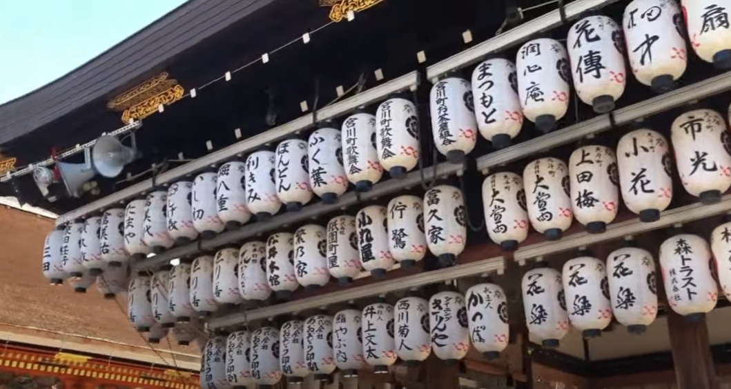 そして、境内の中央にあるのが舞殿です。