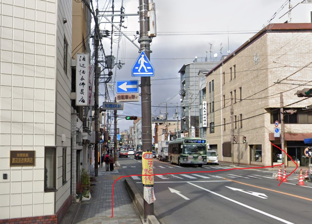 そして、約30ｍ先の信号を右折します。