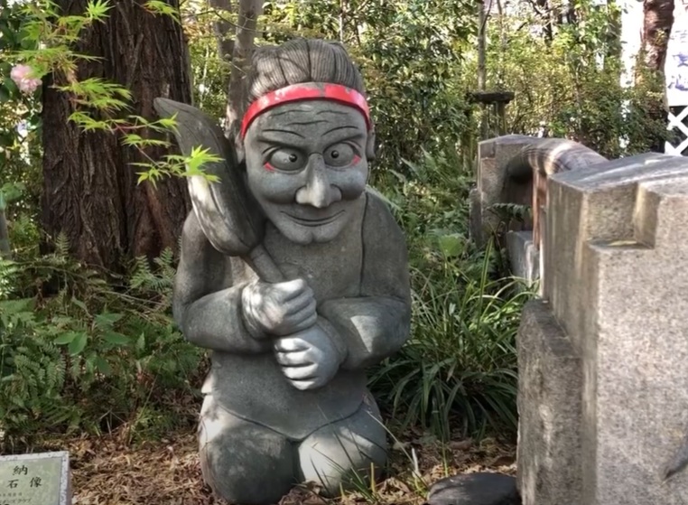 その横には、式神の石像があります。