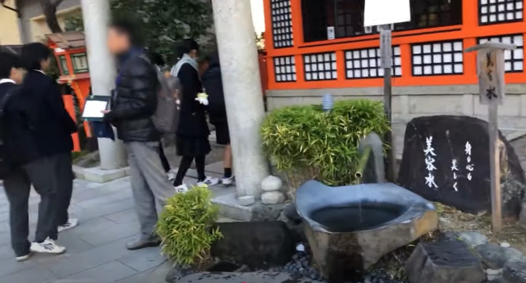 その隣には、美容水。女性に人気があります。
