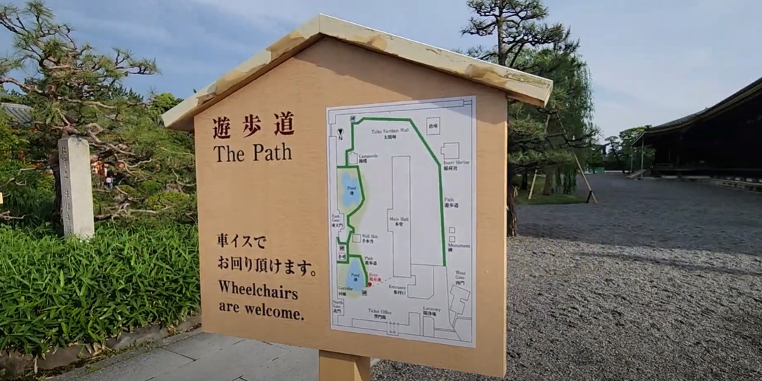 まずは、お堂の周りをまわります。車いすでお周りいただけます