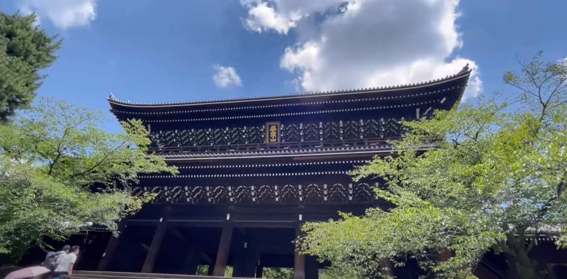 まず目に入るのが国宝に指定されている三門です。めちゃくちゃでかいです。木造の門の中では、日本一大きいです。