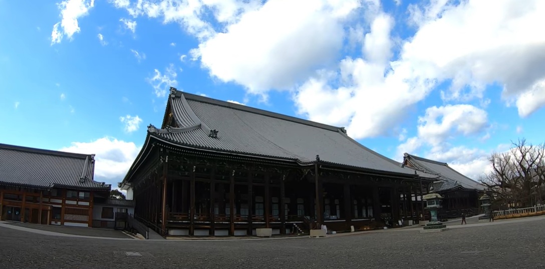 まず目に入るのは、江戸時代に再建された本堂である御影堂。