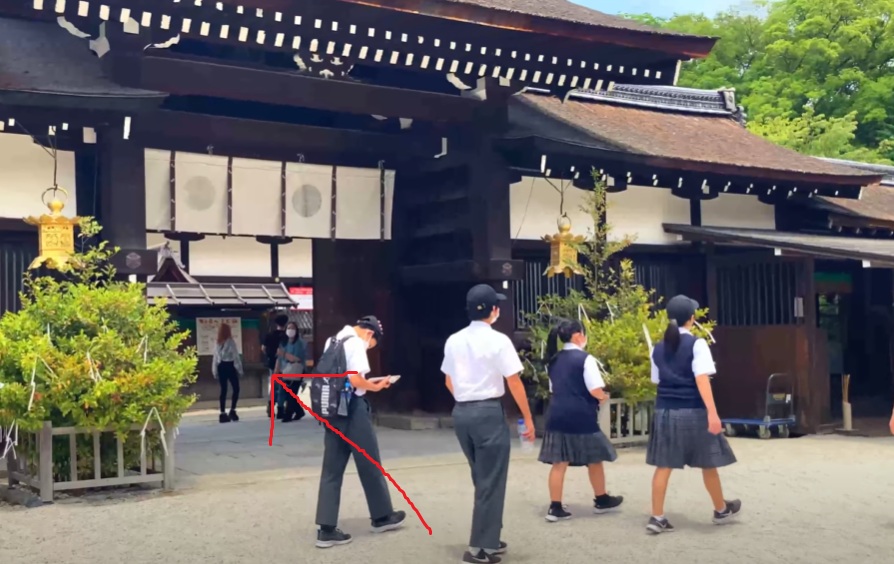 中門を通ります。