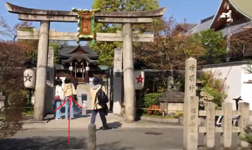 二の鳥居をくぐり、本殿のある境内に向かいます。