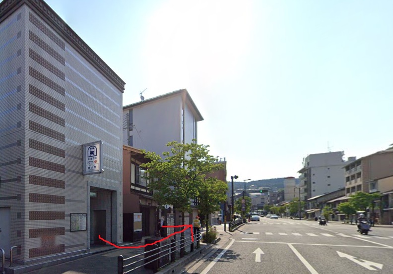 出口1から出たら、左方向に進みます。