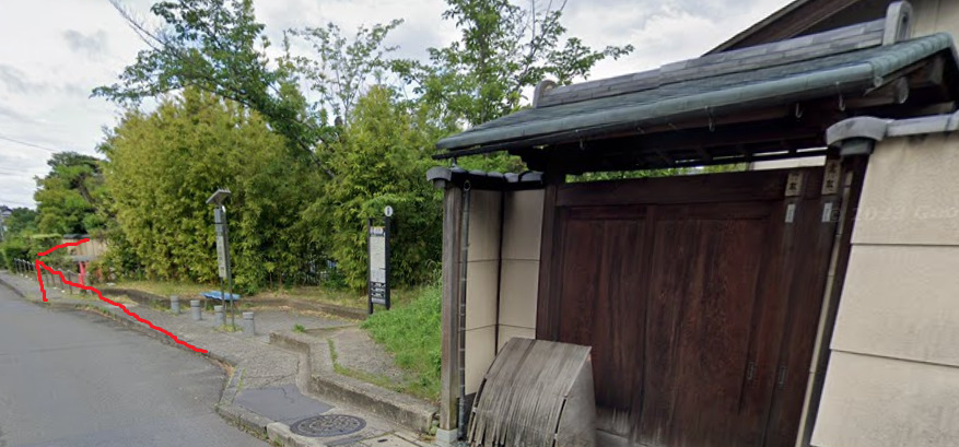 南禅寺・永観堂道バス停に着いたら、南方向に進んでください。南方向は、バスの進行方向の反対側になります。