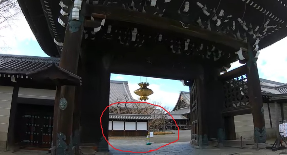 奥に見えている白い壁は、目隠し塀です。大通りから中の様子が見えないようにする為の塀です。