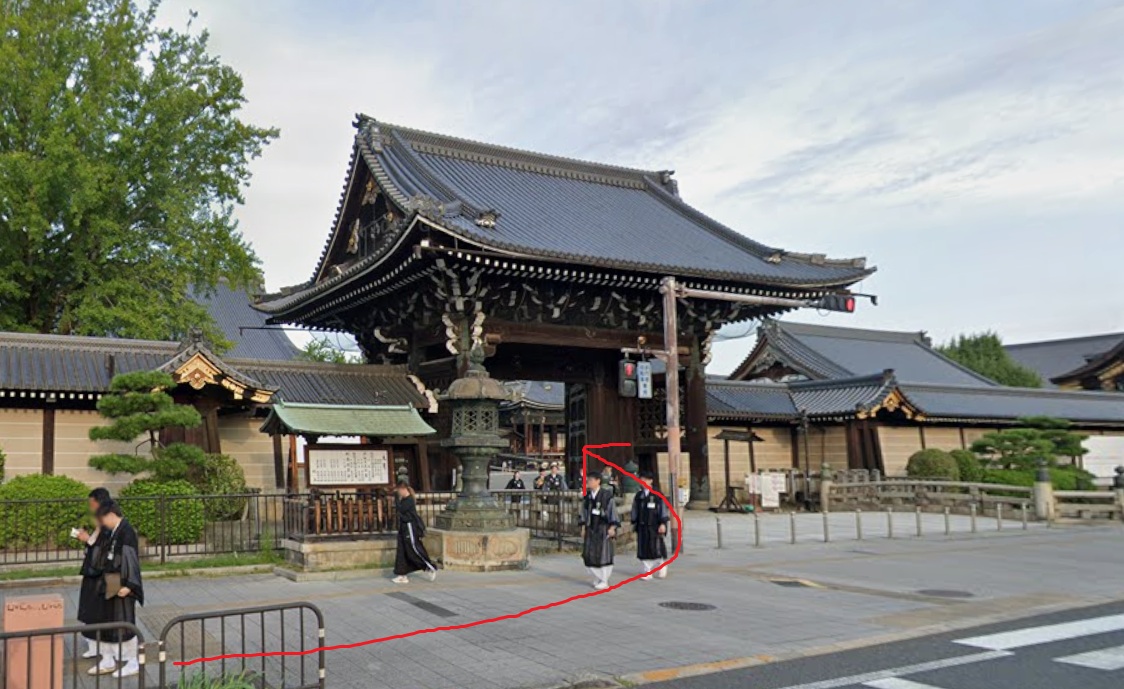 左手側に大きな木造の門が見えてきます。 これが 御影堂門（正門） です。