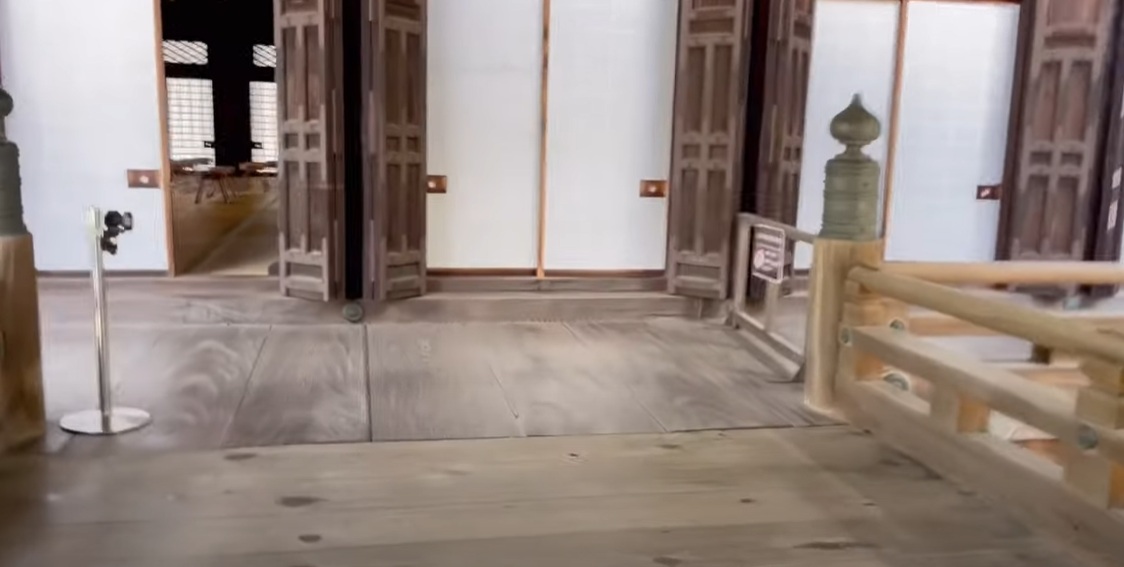 廊下の先に見えてくるのが、阿弥陀堂です。