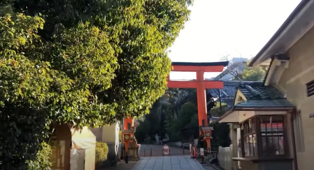 斎館の隣には、赤い鳥居が見えています。