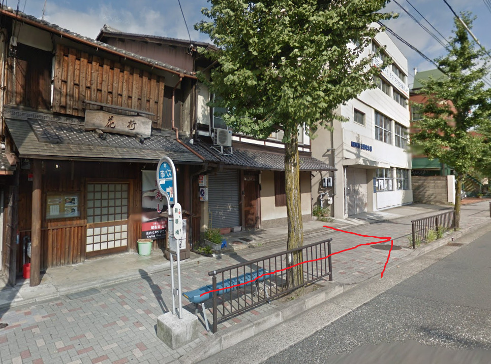 新葵橋バス停に着いたら、北方向に進みます。北方向は、バスの進行方向になります。