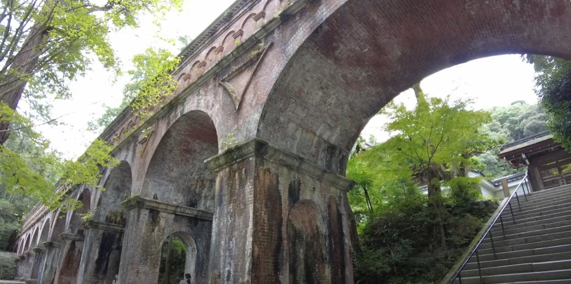 方丈から歩いて3分ほどで現れるのが、南禅寺の人気スポット水路閣。赤レンガのアーチが続く姿は、まるで異国のよう。