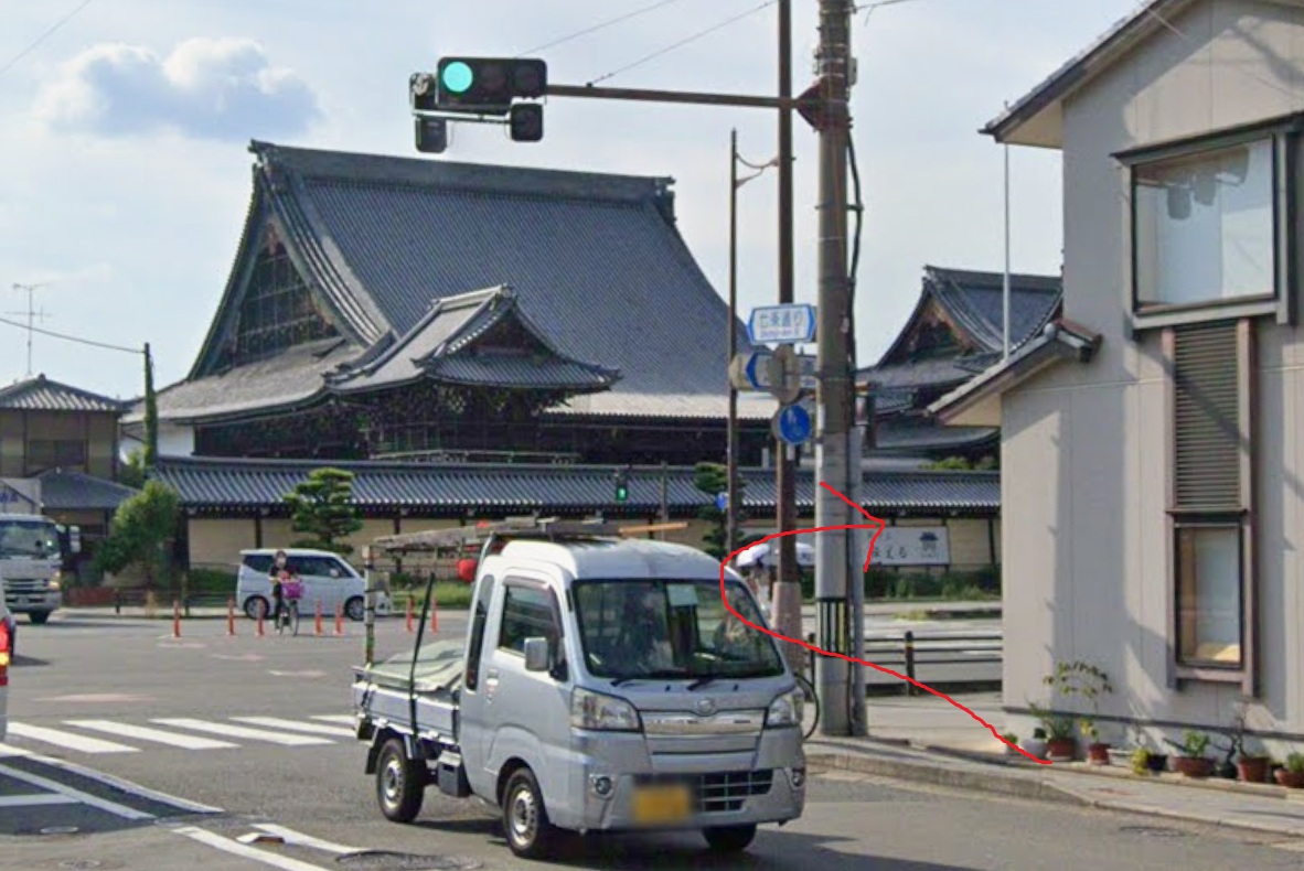 更に約100ｍ先を右折します。