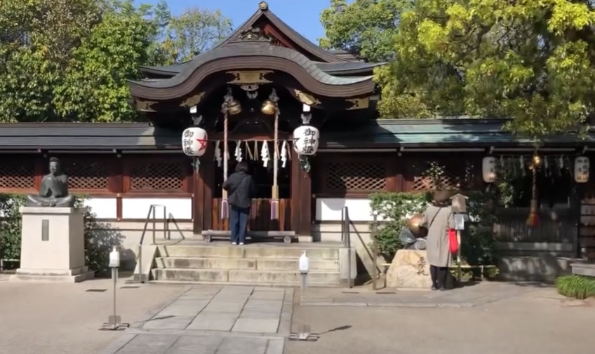 本殿では、陰陽師の守護の象徴である五芒星を前にお参り。厄除けや心願成就を祈り、静かに手を合わせると、背筋が伸びるような厳かな空気を感じました。