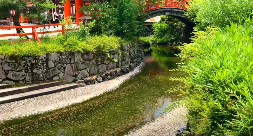 本殿の右奥には、奇麗な川が流れています。この川の地底から湧き出る泡を形どったのが、みたらし団子でこの地がみたらし団子発祥の地です