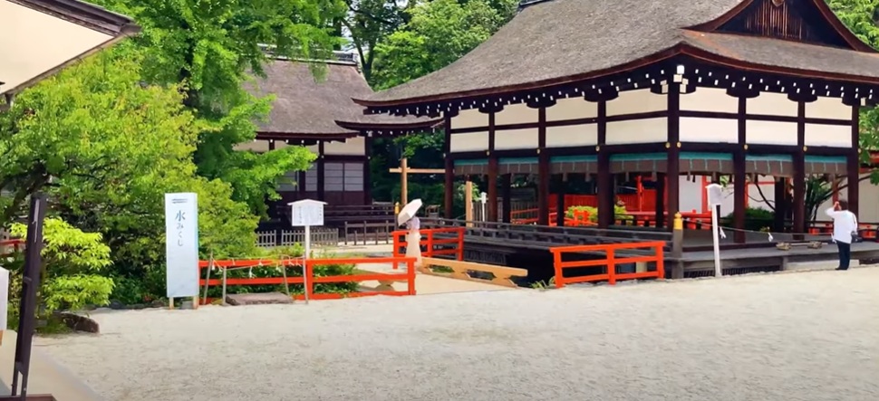 水みくじも有名で、水にぬらすとも文字が浮かぶとのことで、この川でおみくじを開示できます。