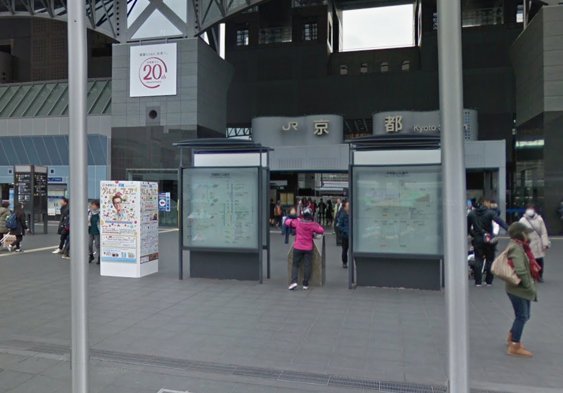 目の前には広い京都駅前広場 があります。