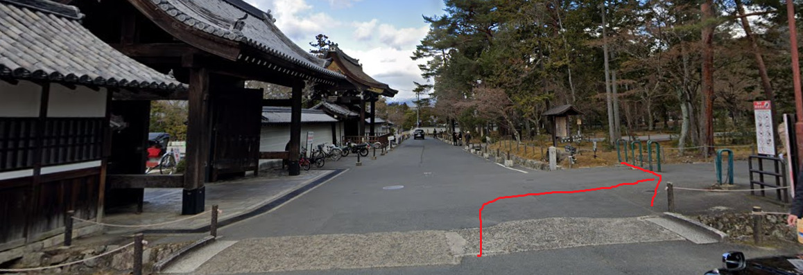 真っすぐ進と、駐車場が見えてきます。そのまま進み、ここも右折します。