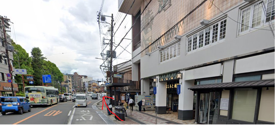 祇園バス停に着いたら、南方向に進みます。南方向は、バスの進行方向の反対側になります。