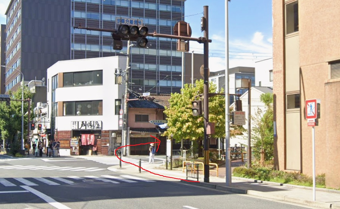 約100ｍ先の西洞院通りを右折します。