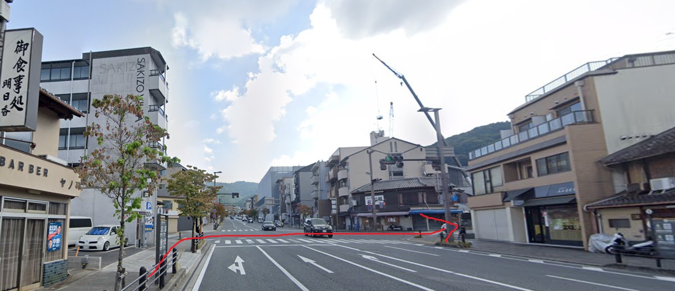 約150ｍ先の三条神宮道の信号を右折します。