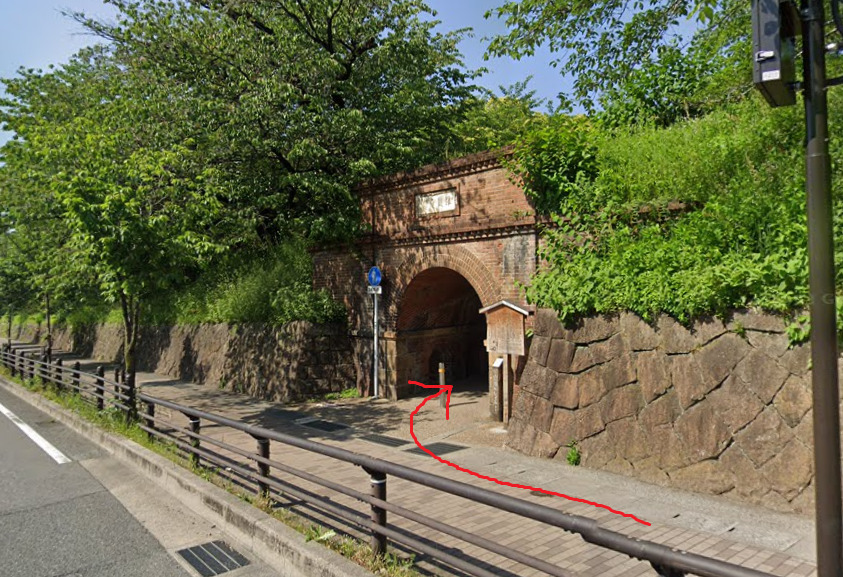 約50ｍほど行くと、ねじりまんぽが見えてきますので、ここを通ります。