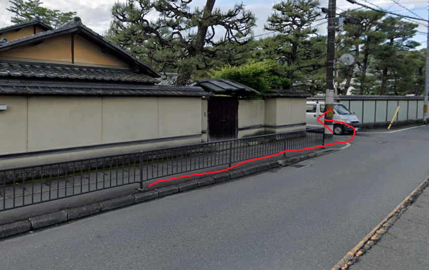 約50ｍ先を左折します。