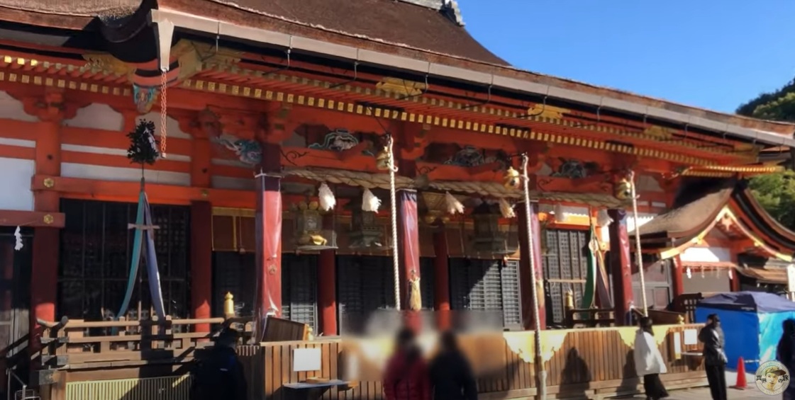 舞殿の奥には、本殿があります。