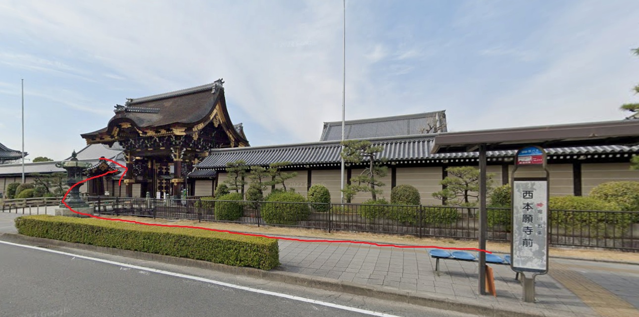 西本願寺前バス停で下車しますと、目の前に西本願寺が見えていますので、迷うことはないでしょう。