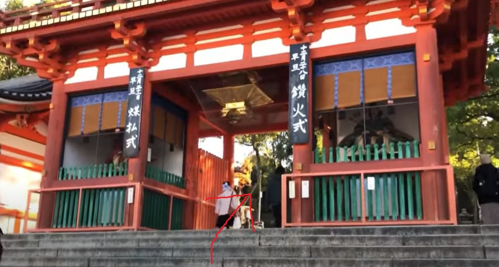 重要文化財の八坂神社の西楼門をくぐります。