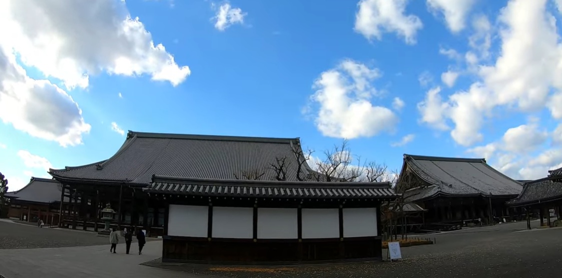 門をくぐると、広々とした境内が目の前に広がります。