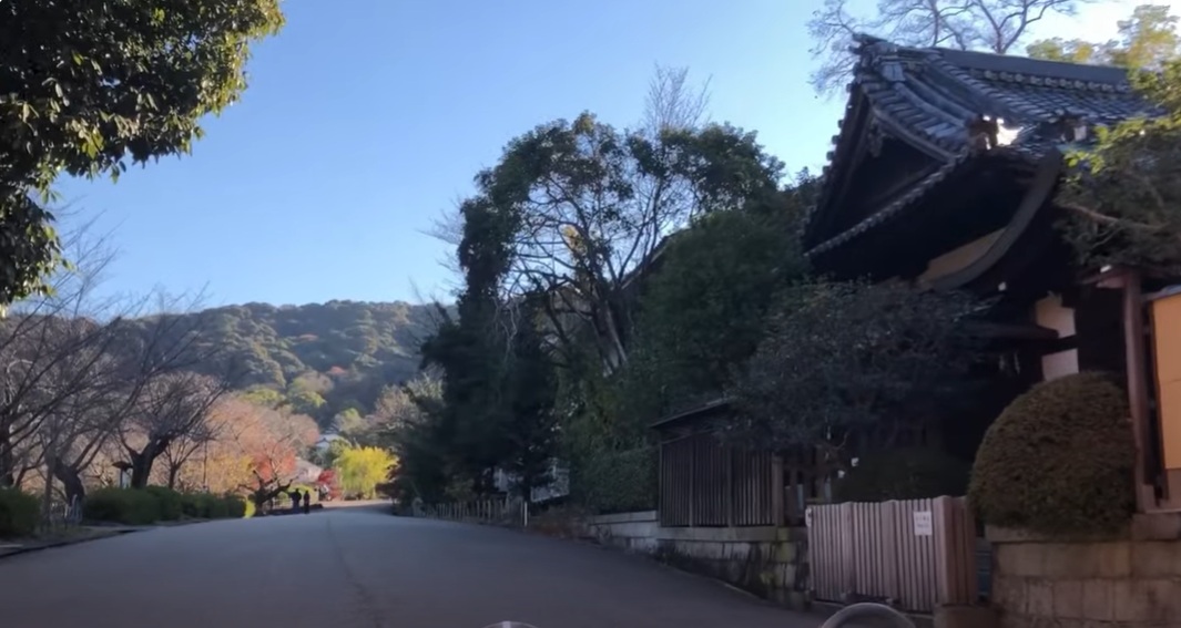 鳥居を出たところにある建物が、清々館です。お供えのお茶を入れているところです。