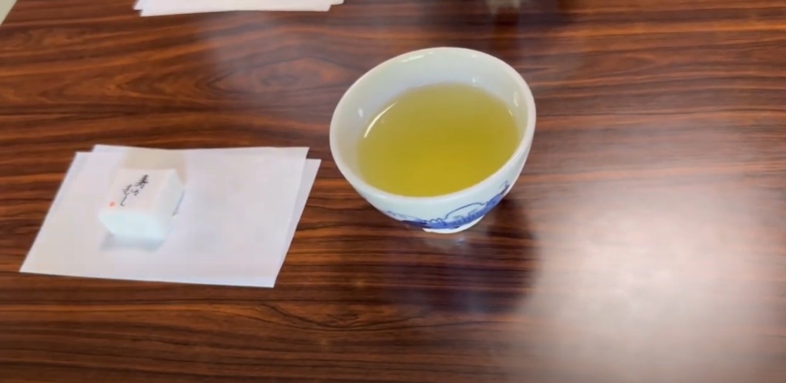 お茶菓子を頂きながら、聞きました。