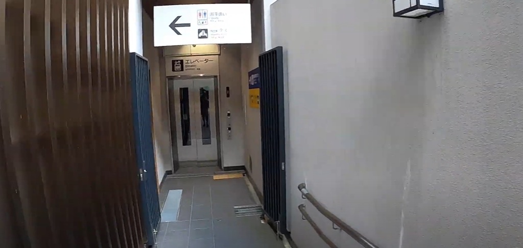 ここにトイレと待合室があります。