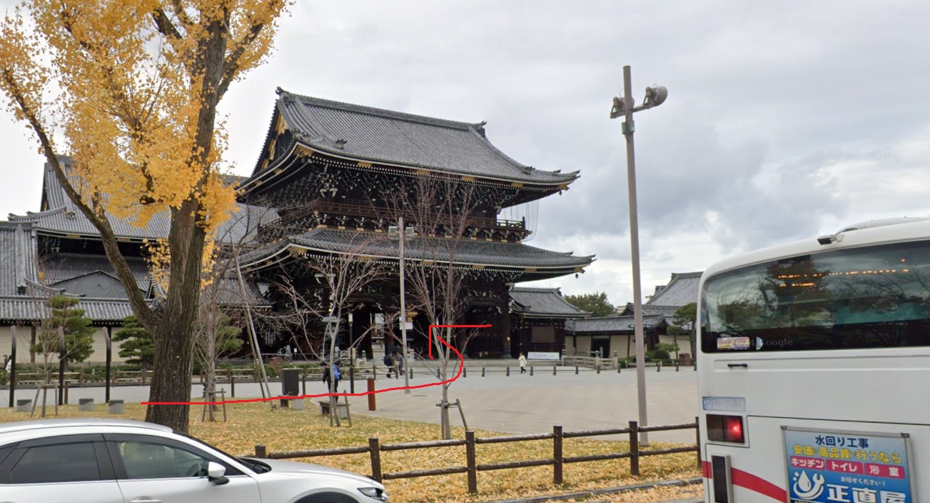 さらに約50ｍ行くと左側に、東本願寺の阿弥陀堂門が見えてきます。