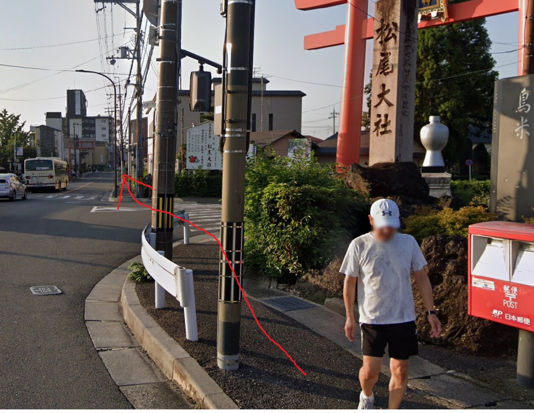 しばらくは、ずっと道なりです。