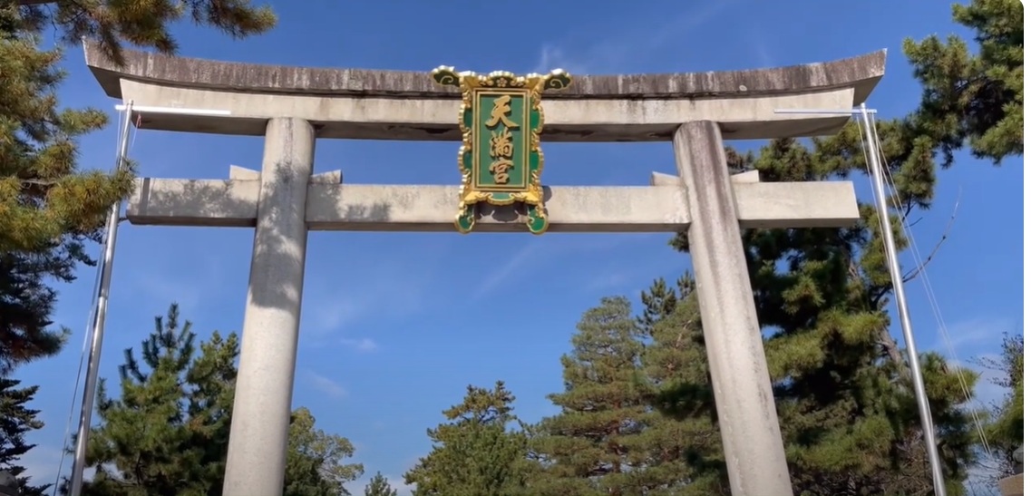 すぐに大きな鳥居が見え、観光気分が一気に高まります。