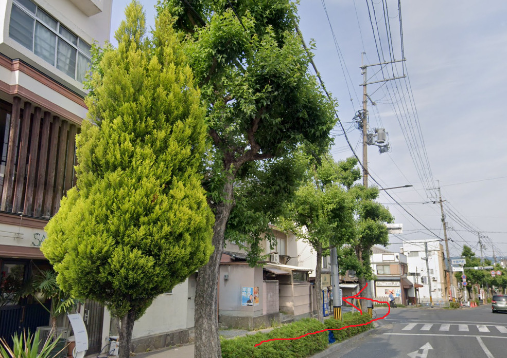 すぐの交差点を左折します。