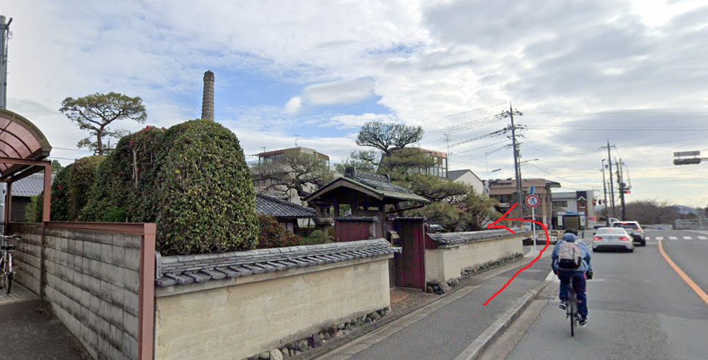すぐの信号を左折します。