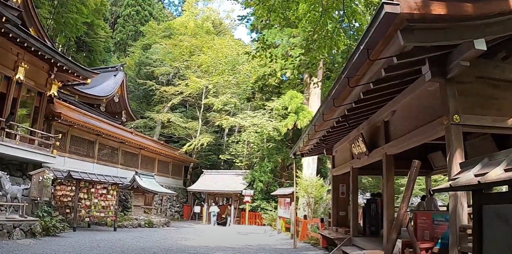 すぐ右側に見えているのが、休憩スポットです。龍船閣って言います。