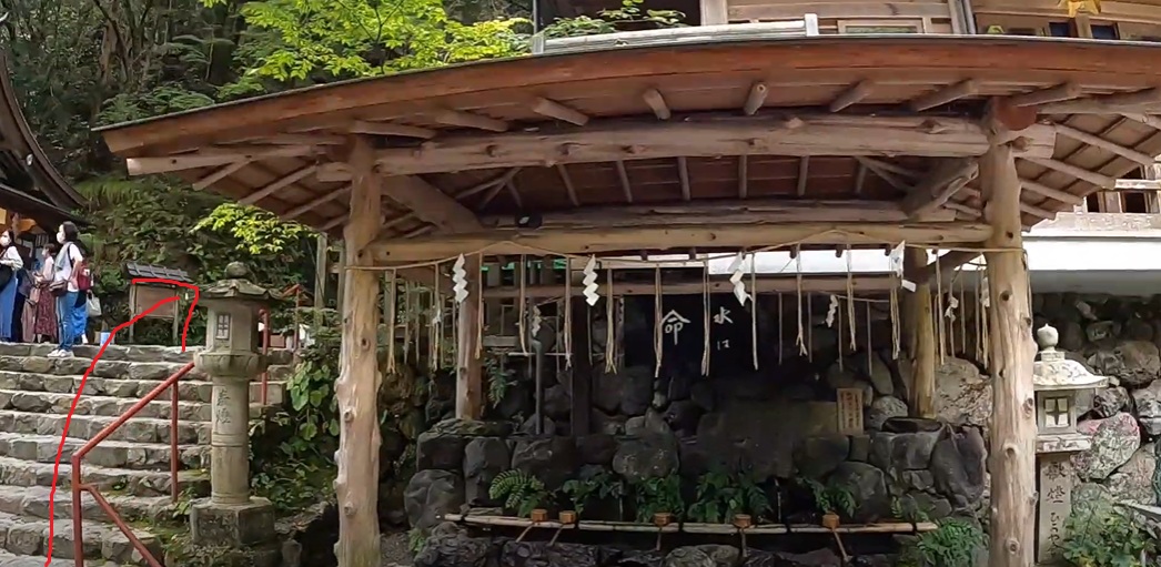 まずは、手水舎で清めてから、本宮への階段を登っていきます