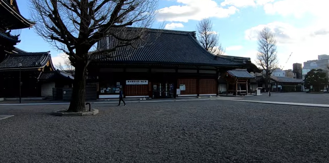 また、御影堂門と阿弥陀堂門の間くらいに、お買い物広場があって、お土産などが買えます。