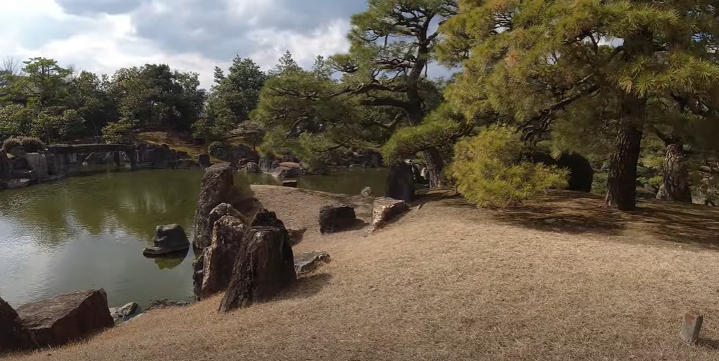 二の丸庭園です。立派な池でした。