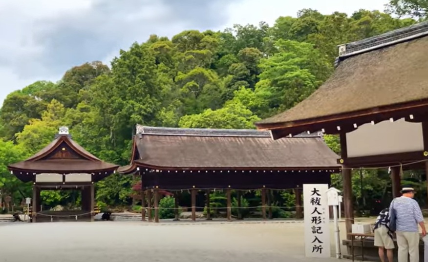 二の鳥居を抜けると、神聖な雰囲気が漂っていました。