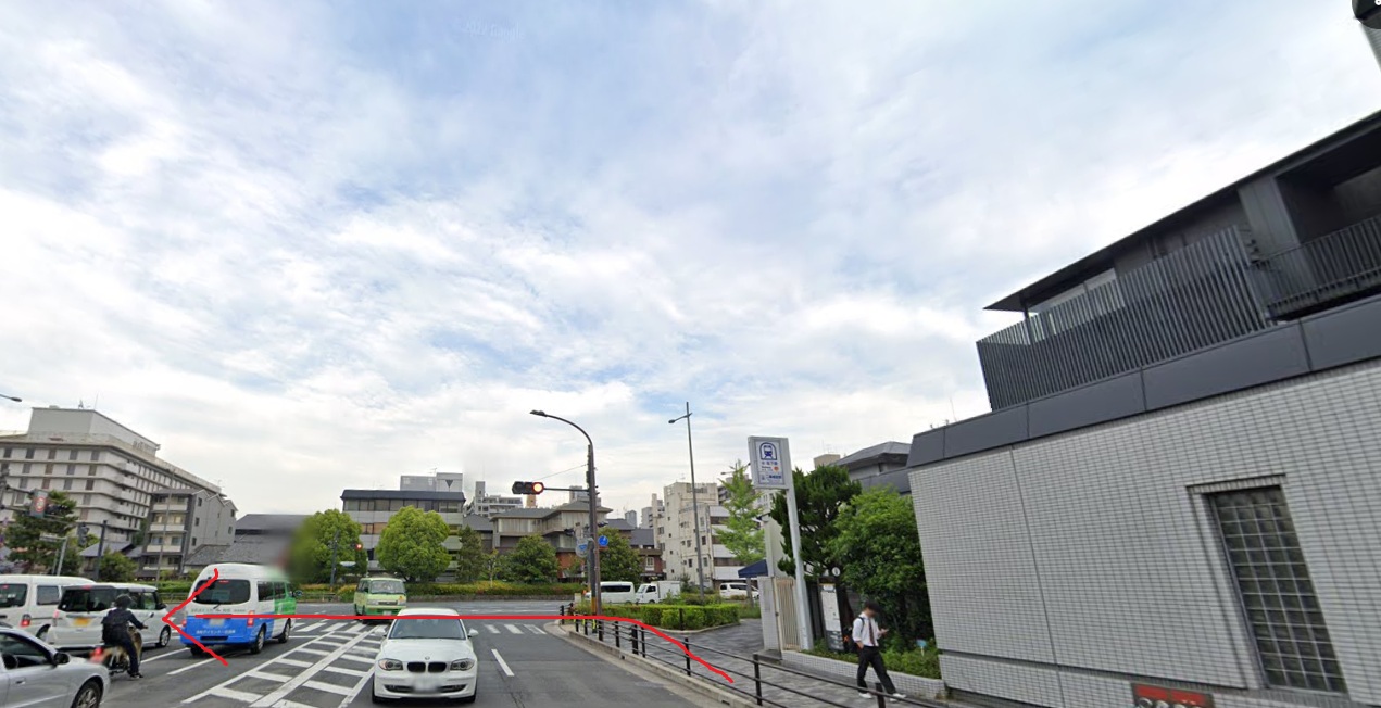 二条城前駅を出てすぐの信号を左折します。