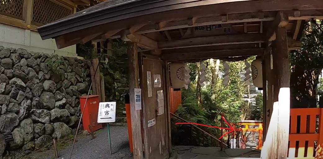 北門から階段を降ります