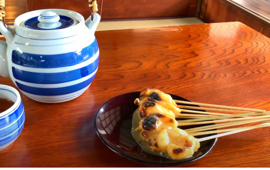 参拝の帰りには、門前で名物のあぶり餅をいただきました。